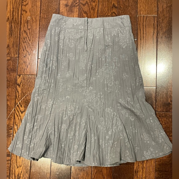 Grey a-line lightly crimped skirt. - Picture 2 of 7